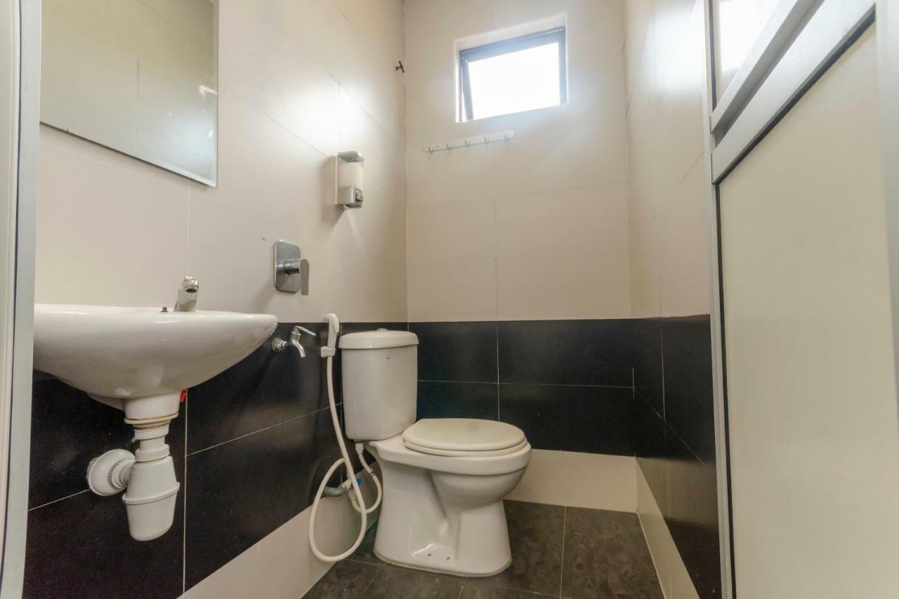 Oyo 1010 Skudai Hotel Екстер'єр фото