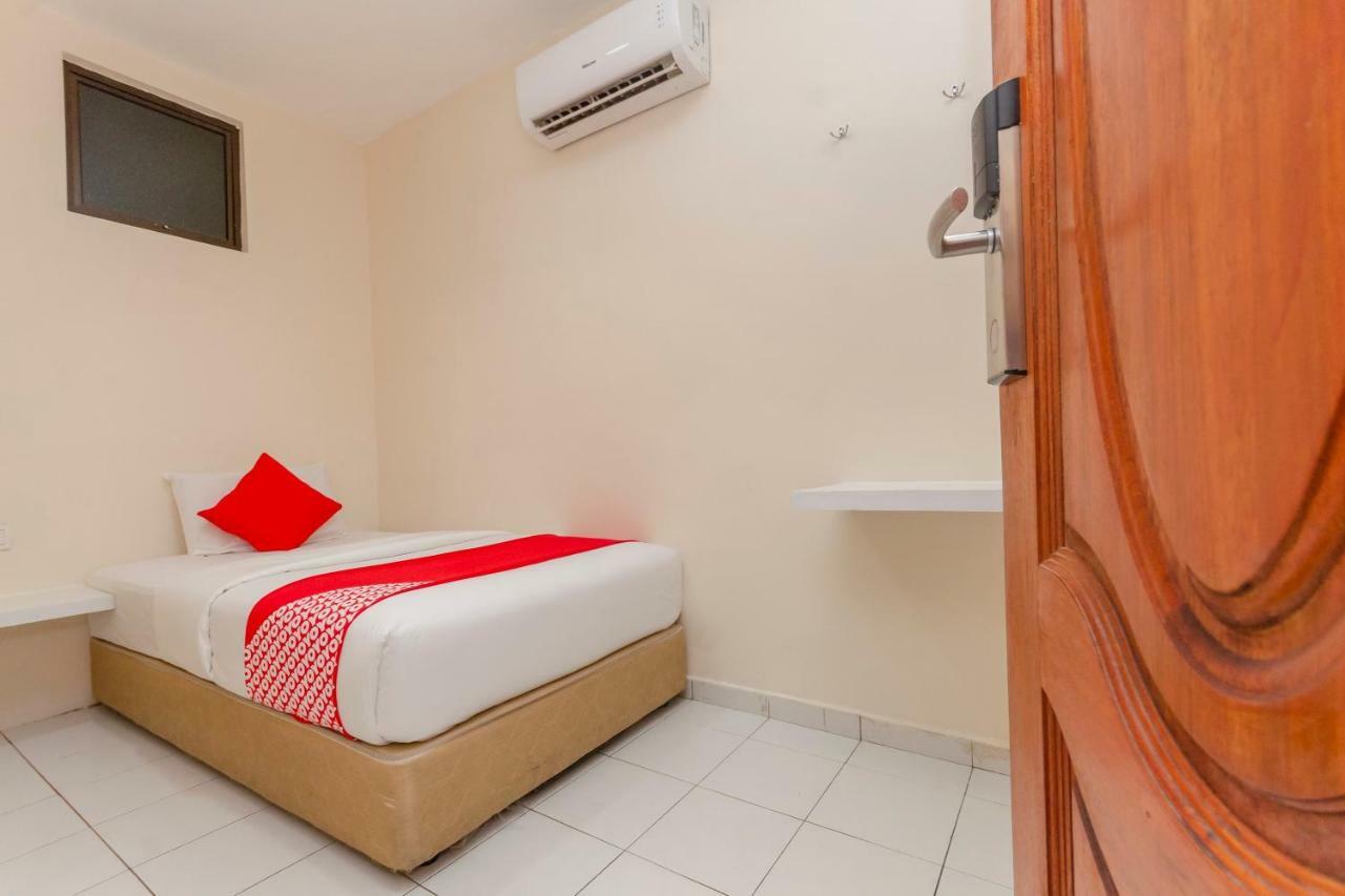 Oyo 1010 Skudai Hotel Екстер'єр фото