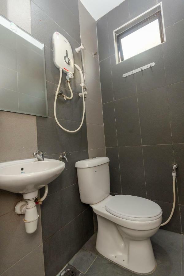 Oyo 1010 Skudai Hotel Екстер'єр фото